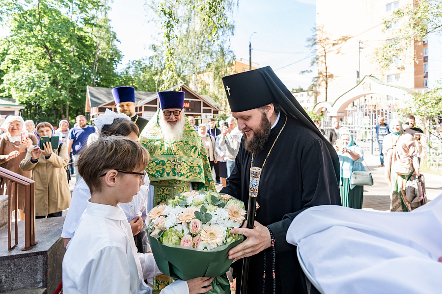 Божественная литургия в День Святого Духа в Троицком храме в Наташине города Люберцы
